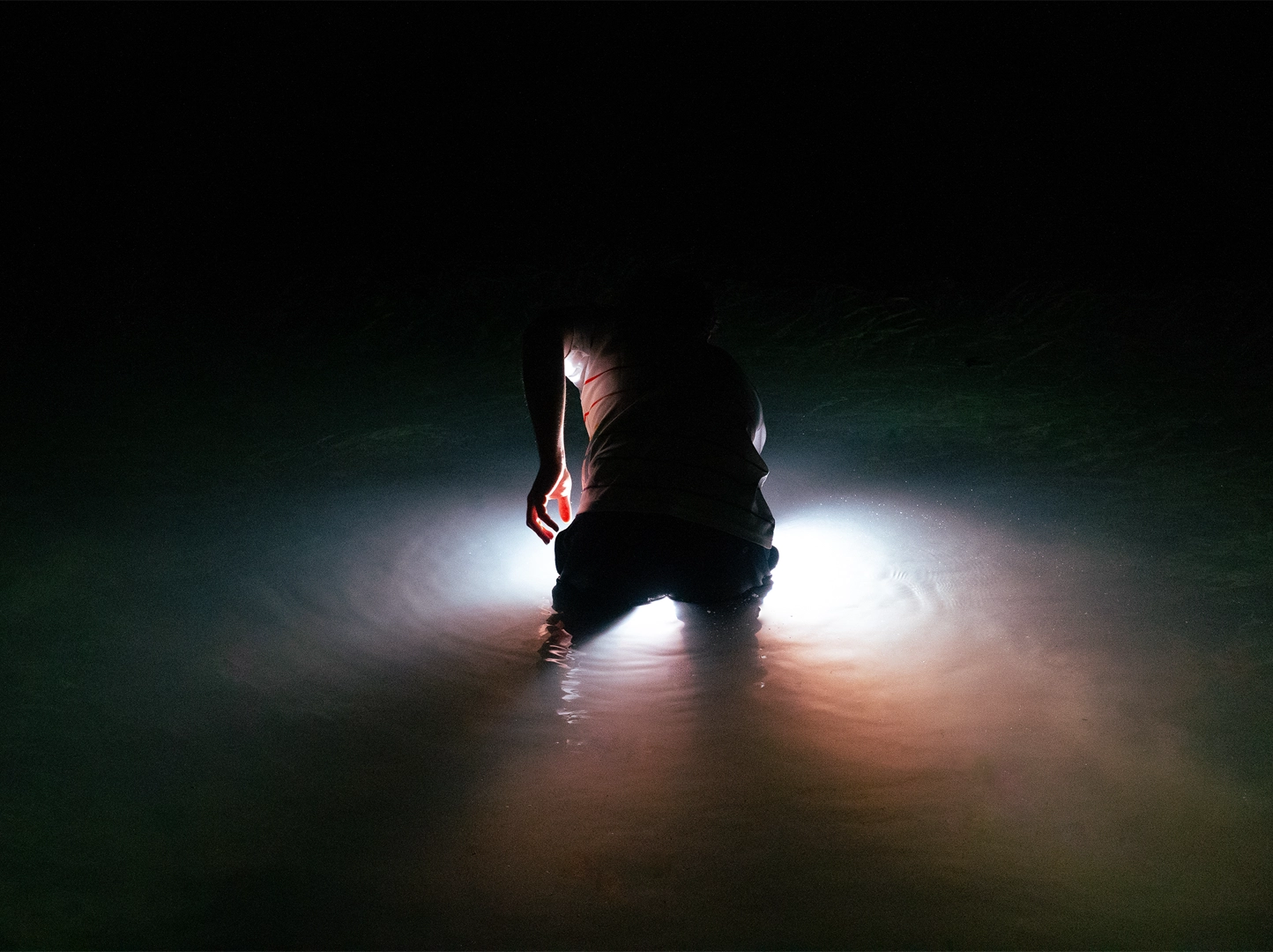 Photographie artistique mêlant lumière, eau et nuit